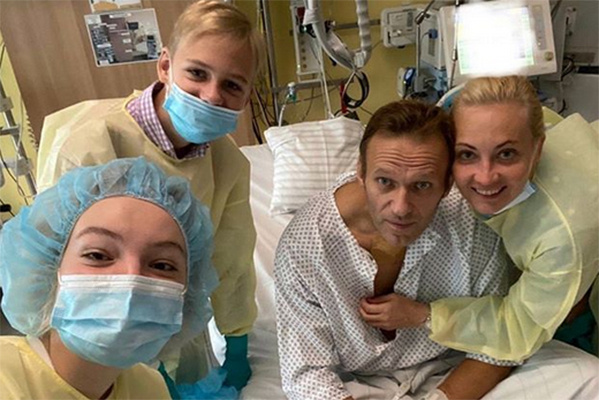 Первое фото Алексея Навального из больничной палаты