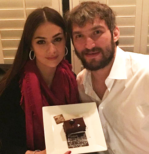 Анастасия Шубская и Александр Овечкин с куском торта именинницы