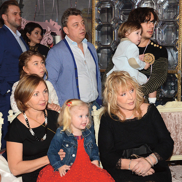 Семейный праздник. На фото – Алла Пугачева и Максим с детьми, Дмитрий Галкин с женой Натальей и дочерью Алиной