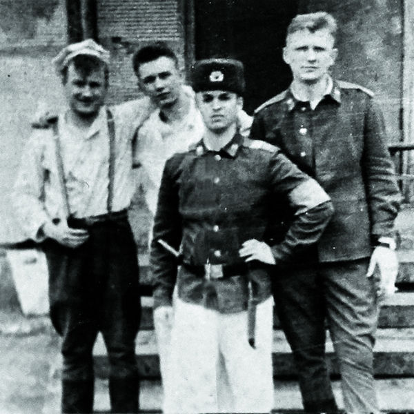 В армии повар был душой компании (крайний слева)