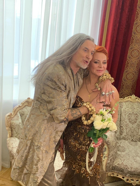 Слезы радости, оккультные подарки и гости-изгои: Никита Джигурда и Марина Анисина празднуют свадьбу в Москве – онлайн