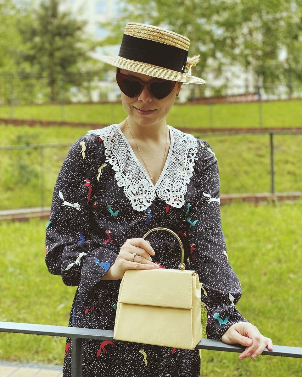 Шляпа с полями, воротничок и маленькая сумочка — Татьяна Брухунова точно порадовала бы глаз Васильева 