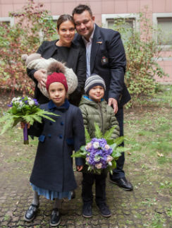 В первые дни после родов Сергей старался баловать жену. «Я каждый день покупал ей вкусняшки – торты, шоколадные конфеты…» – признается Жуков В первые дни после родов Сергей старался баловать жену. «Я каждый день покупал ей вкусняшки – торты, шоколадные конфеты…» – признается Жуков