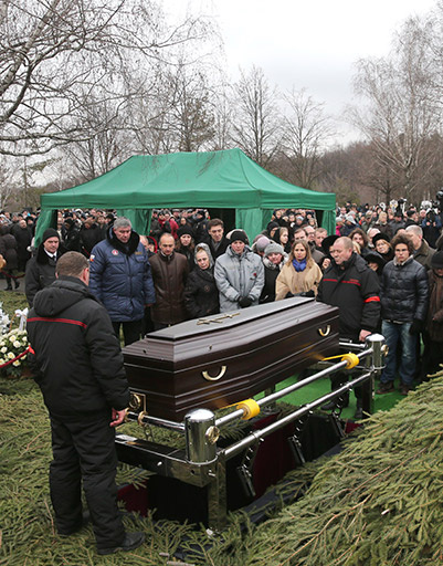 На каком кладбище похоронен немцов. Могила Немцова фото сейчас Бориса на Троекуровском кладбище. Могила Немцова на Троекуровском кладбище фото сейчас.