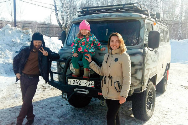 Павел, Мария и их старшая дочь Кира не планируют уезжать из заброшенного села Павел, Мария и их старшая дочь Кира не планируют уезжать из заброшенного села
