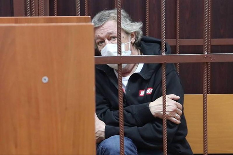 Сидевший с Ефремовым в тюрьме: «Миша сильно исхудал. Но шутит и за работой  учит зэков русскому» | STARHIT