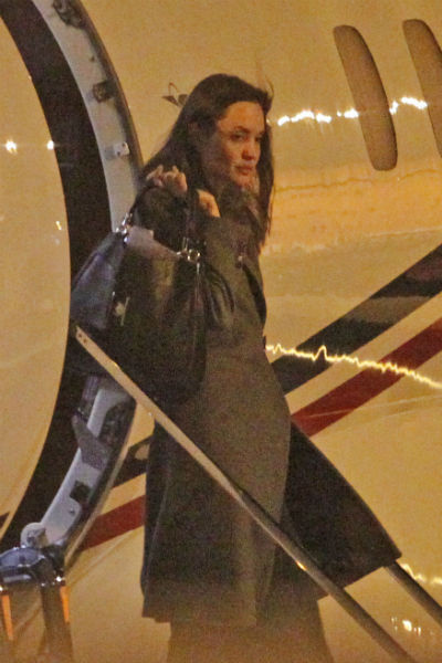 Анджелина вышла из самолета в крайне подавленном состоянии