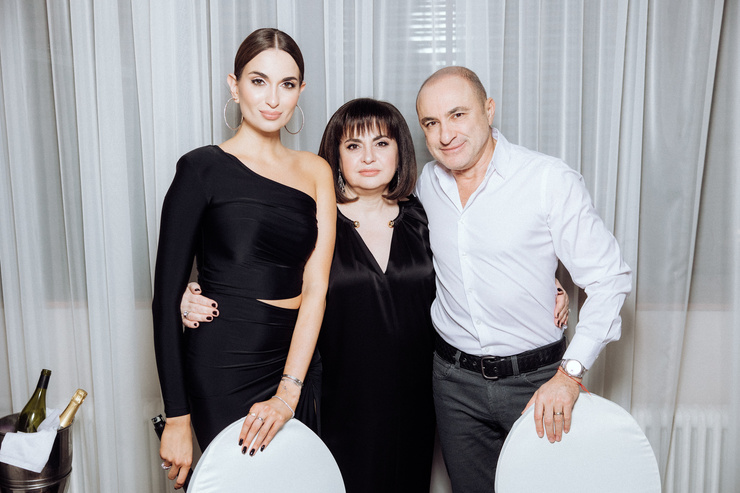 Этери Левиева с дочкой и Михаилом Турецким