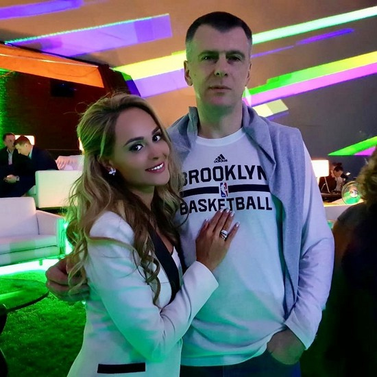 Увидев Михаила Прохорова, Анна Калашникова попросила о совместном фото Увидев Михаила Прохорова, Анна Калашникова попросила о совместном фото