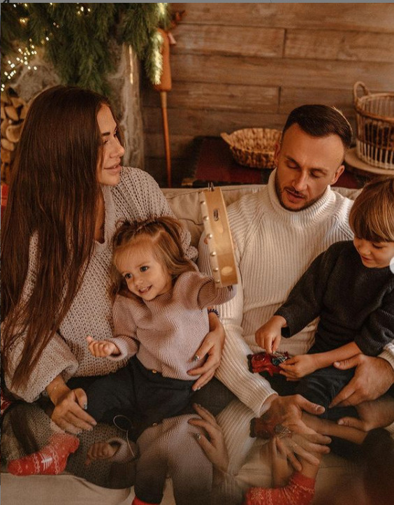 Когда-то ее семья выглядела так.