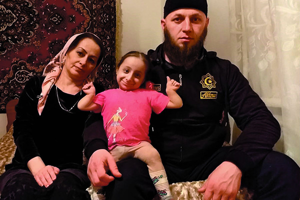 Анжелу воспитывают мама и отчим Мухамед Анжелу воспитывают мама и отчим Мухамед