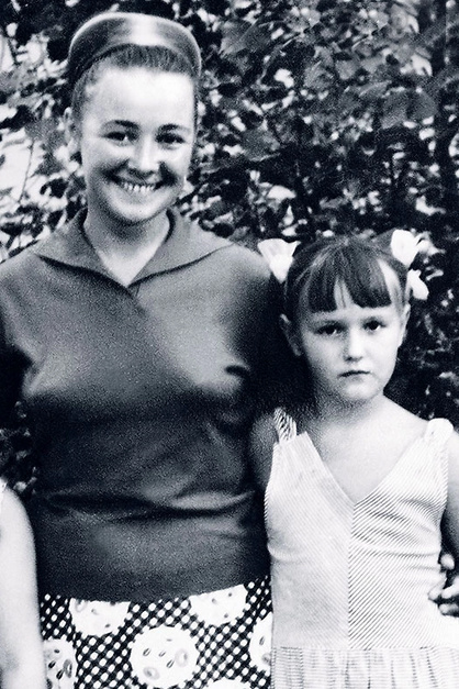 Дочку в раннем детстве отправляли к бабушке в Киев, но вскоре семья воссоединилась в Москве
