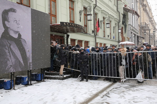 После церемонии прощания траурная процессия отправилась на Новодевичье кладбище