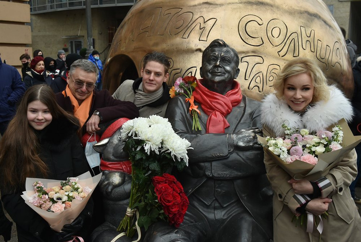 Семья Олега Табакова на открытии памятника