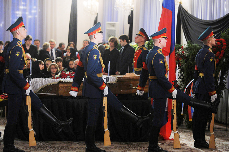 Церемония прощания проходила в Доме приемов на Воробьевых горах, затем была гражданская панихида, где присутствовали Дмитрий Медведев, Владимир Путин и другие значимые политики