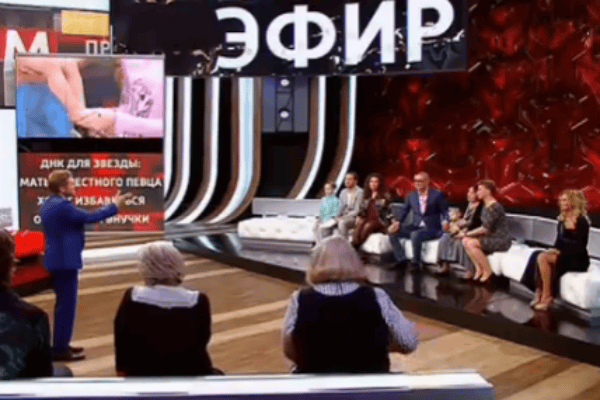 Семья наконец собралась вместе в студии