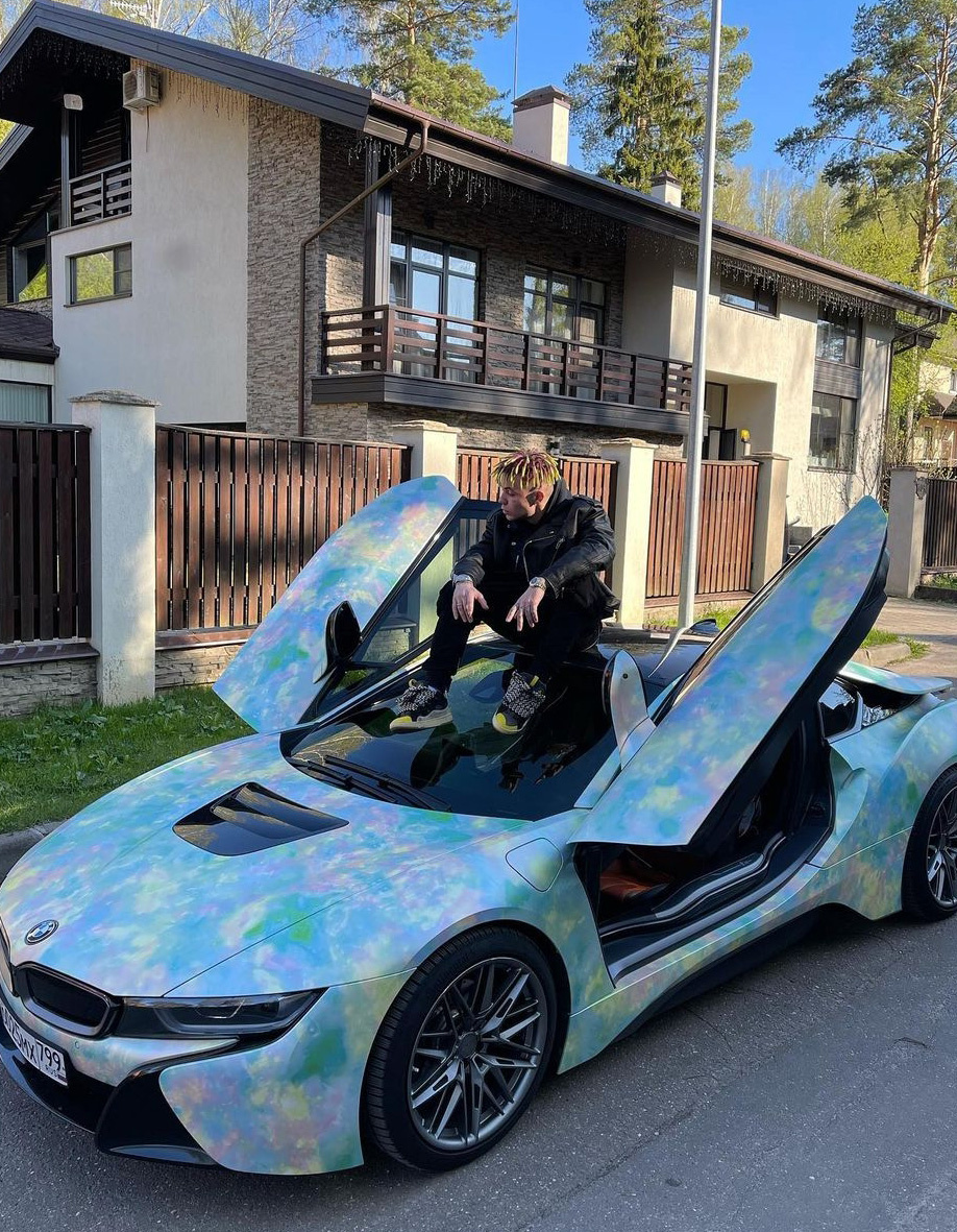 Элджей любит шикарные автомобили