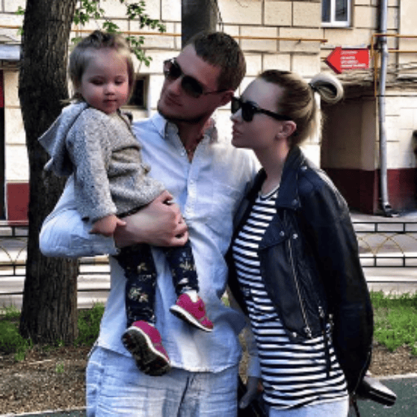 После ухода Александра Элина вынуждена воспитывать дочь одна После ухода Александра Элина вынуждена воспитывать дочь одна