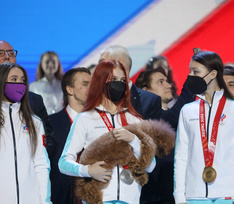 Светящаяся от счастья Валиева и Трусова с собакой. В Москве прошла церемония награждения олимпийцев