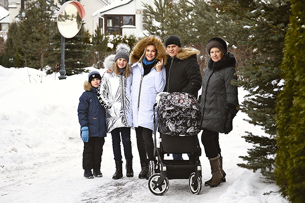 Анастасия и Александр с детьми Мишей, Лизой, Никой, а также мамой ведущей Валентиной Ивановной