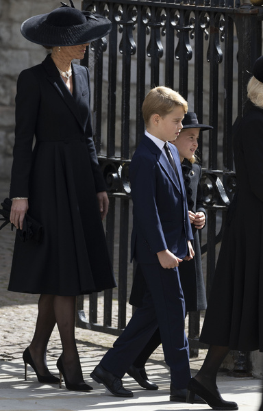 Кейт и Меган пролили жемчужные слезы. Разбираем украшения и наряды жен принцев на похоронах Елизаветы II