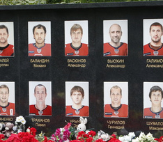 «Почему это случилось с нашей командой?»: 8 лет со дня гибели спортсменов хоккейного клуба «Локомотив» 