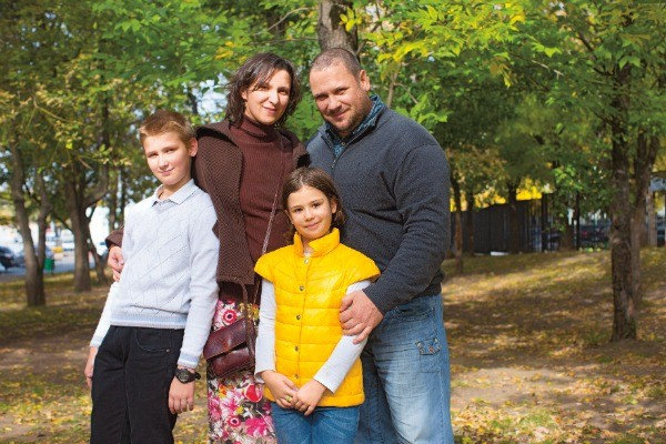 Олеся Железняк с мужем и детьми