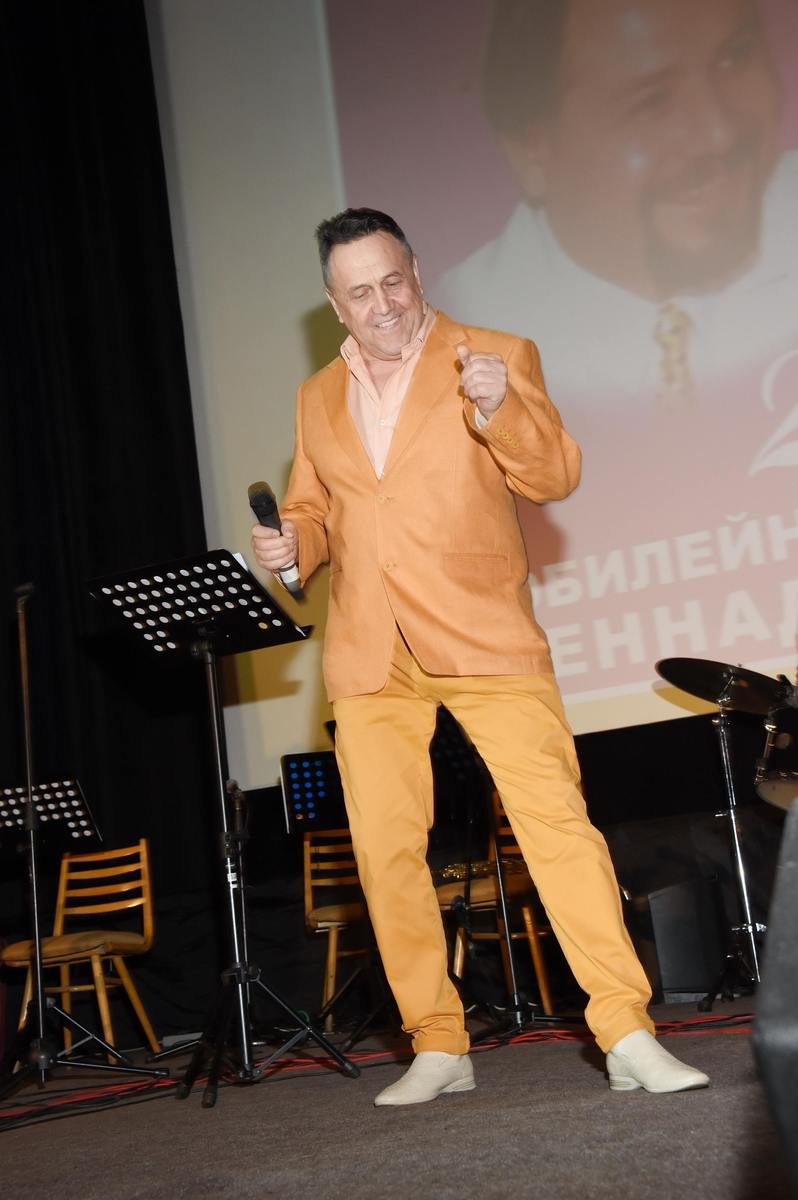 Ренат Исламович продолжает заниматься музыкой