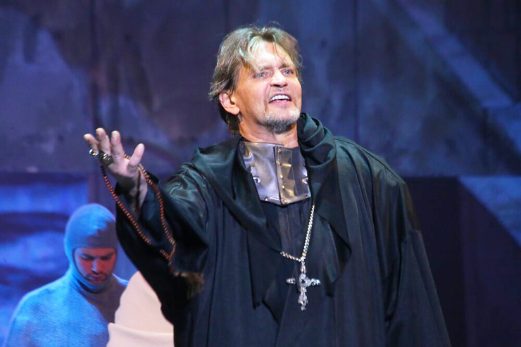 По мнению поклонников, роль в спектакле «Ричард III» — одна из лучших в репертуаре Домогарова