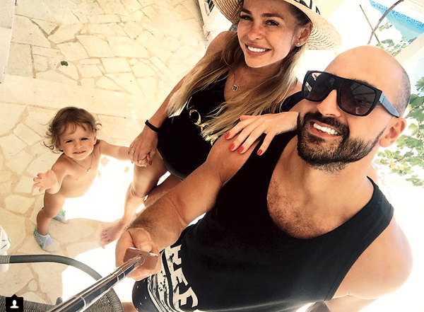 Анна с мужем Артуром и дочкой Арианной на отдыхе в Хорватии, 7 августа 2017 года