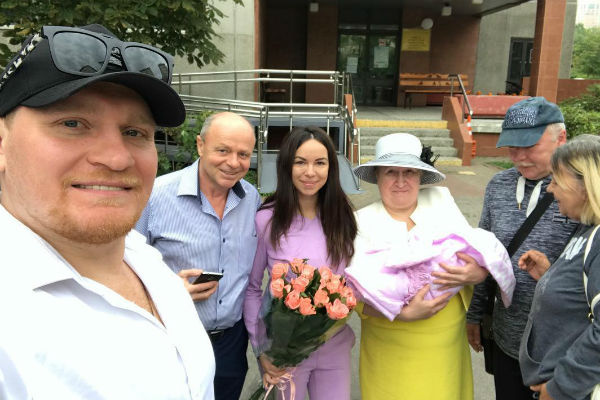 Екатерину около роддома встречали многочисленные родственники Екатерину около роддома встречали многочисленные родственники