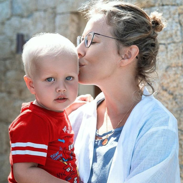 Почему Виктория Романец не хочет рожать, а Ксения Собчак стала мамой в 35? Отвечает психолог