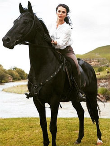  Сати занимается конным спортом, и мечтает перевести своего коня в Москву