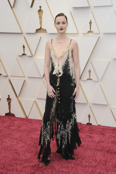 Style: Falling breasts and eerie frills.  Oscar 2022 stars who need to fire stylists - photo №13