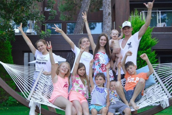 Дмитрий Тарасов пригласил в загородный дом родственников семьи Дмитрий Тарасов пригласил в загородный дом родственников семьи