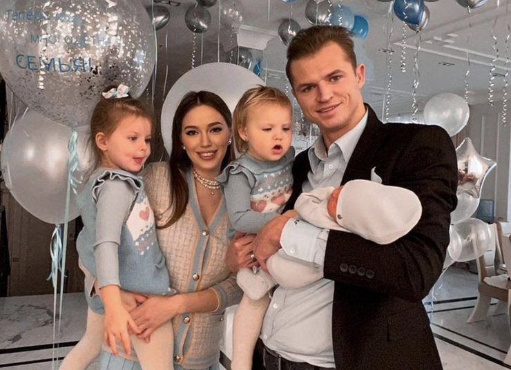 За четыре года брака у Тарасовых родилось трое детей