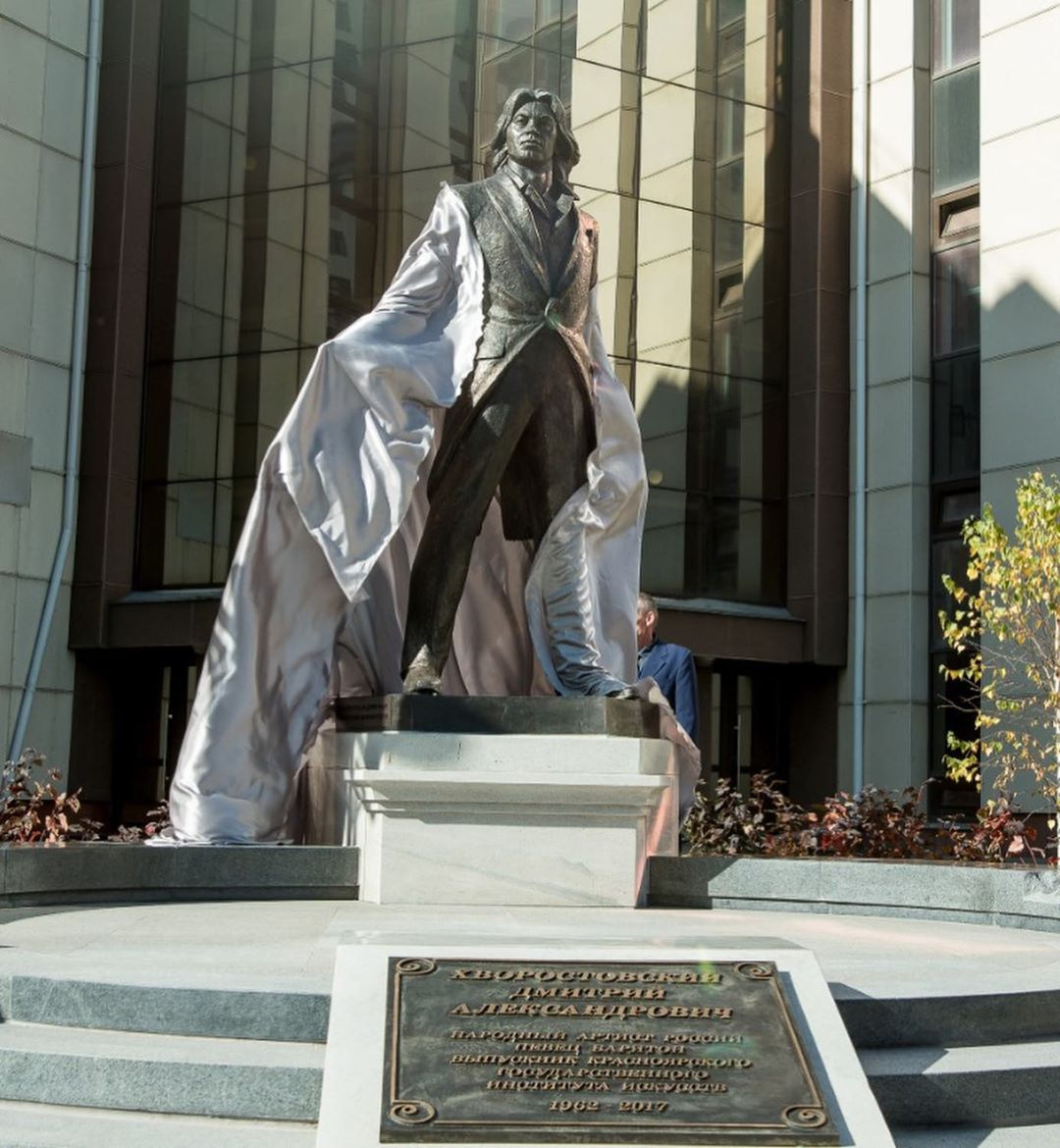 Памятник Хворостовскому около института искусств в Красноярске