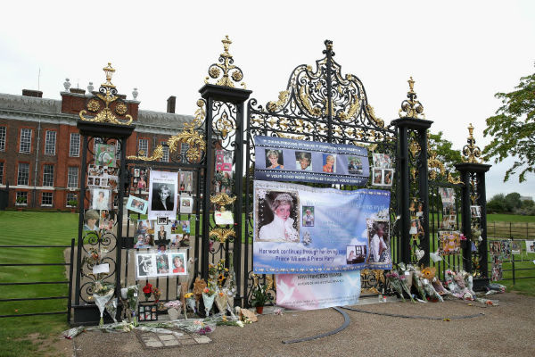 Простые британцы приносят цветы и фотографии в память о Диане