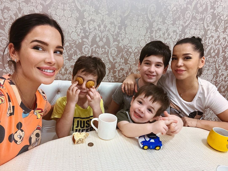 Несмотря на семейные перепетии, Юлия и дети выглядят счастливыми