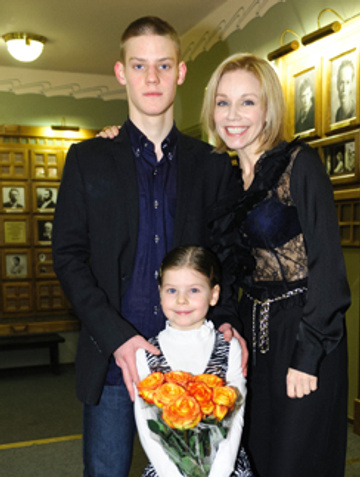 Марина Зудина с сыном Павлом и дочерью Машей