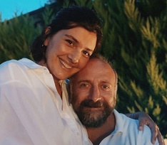 Беременная и счастливая жена Халита Эргенча отметила 39-летие в компании друзей