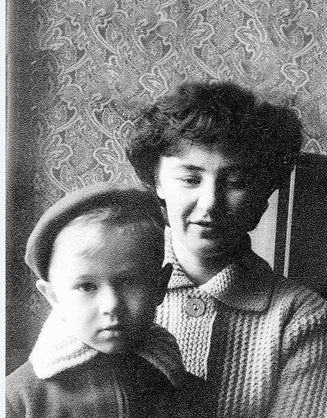 Будущая звезда с мамой Брониславой, 1961 год Будущая звезда с мамой Брониславой, 1961 год