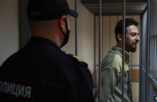 Режиссера «Ералаша» Илью Белостоцкого приговорили к 14 годам строгого режима за педофилию