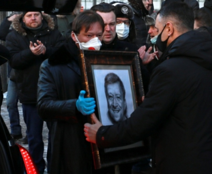 Максим всегда мог рассчитывать на помощь знаменитого отца