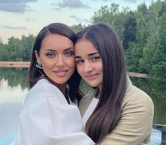 Алсу поздравляет дочь с 16-летием, а родившая невеста Соколовского крутит ягодицами у шеста. Соцсети звезд