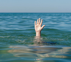 Стояла и ждала, пока выплывет. В Свердловской области 6-летний мальчик утонул на глазах у мамы