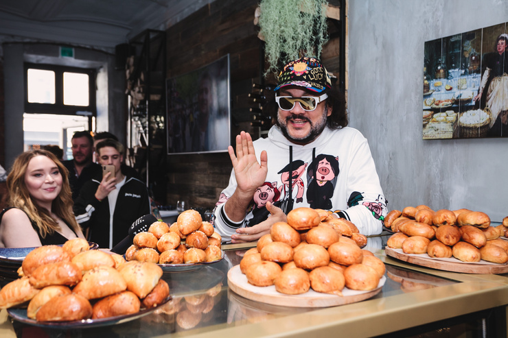 Филипп Киркоров отведал вкусных пирожков Филипп Киркоров отведал вкусных пирожков
