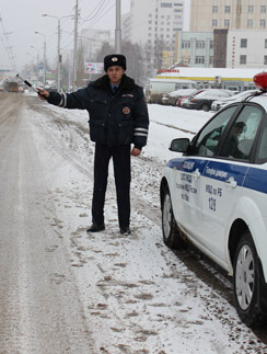 Инспектор ДПС Денис Хазгалиев слышит от водителей добрые слова только в самую волшебную ночь года