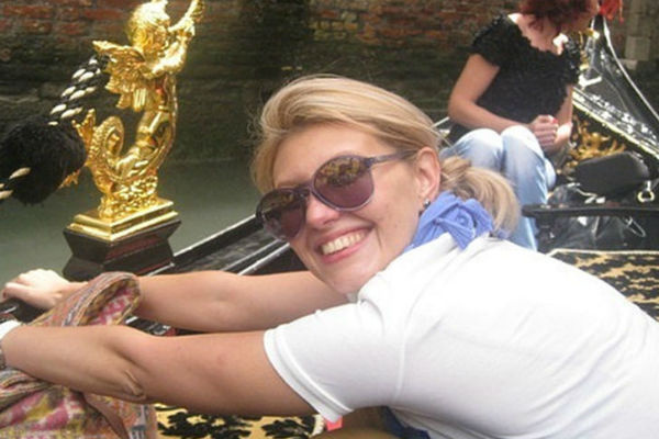 В ранних интервью Елена признавалась, что ей не нравится чрезмерное внимание поклонников мужа
