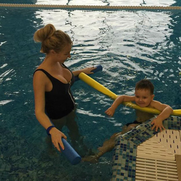 Плаванием участница реалити-шоу занимается с сыном, но признается, что сейчас ей стало сложнее на занятиях